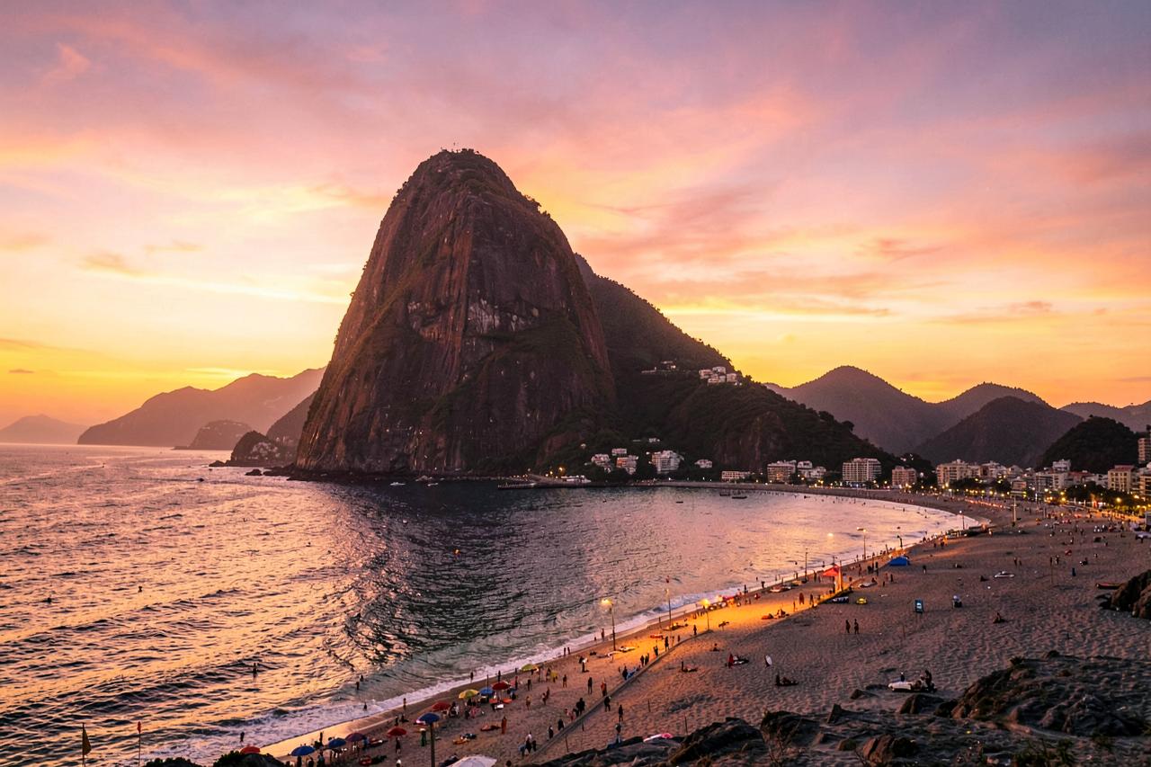 Cukrová homole a pobřeží Ria de Janeiro při západu slunce